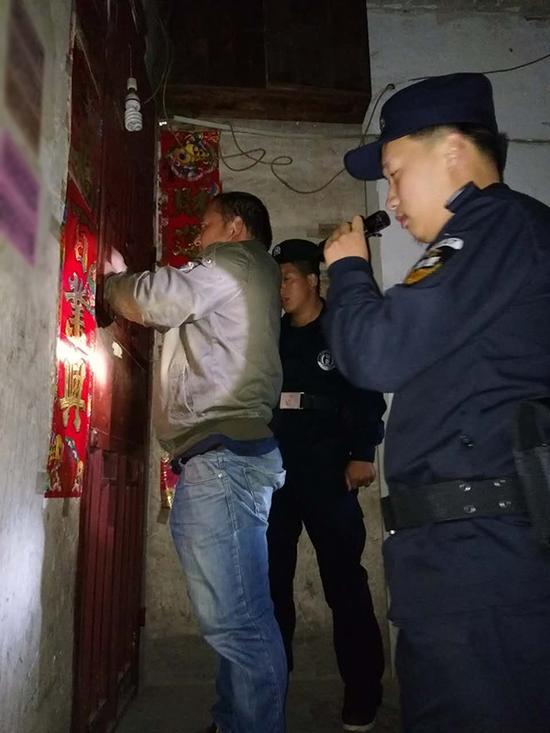 水城粗心妈妈误将幼女锁家中 民警全城寻开锁师傅开门